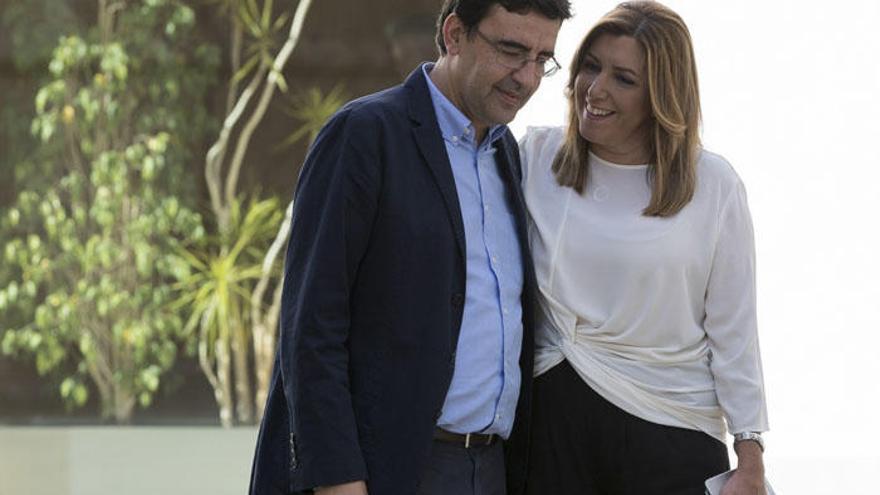 Susana Díaz conversa con el portavoz de la gestora del PSOE, Mario Jiménez.