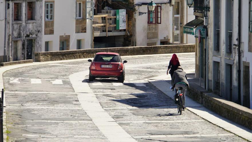 El tramo bajo de la rúa Castrón Douro se encuentra en una situación de severo deterioro desde hace mucho tiempo / jesús prieto