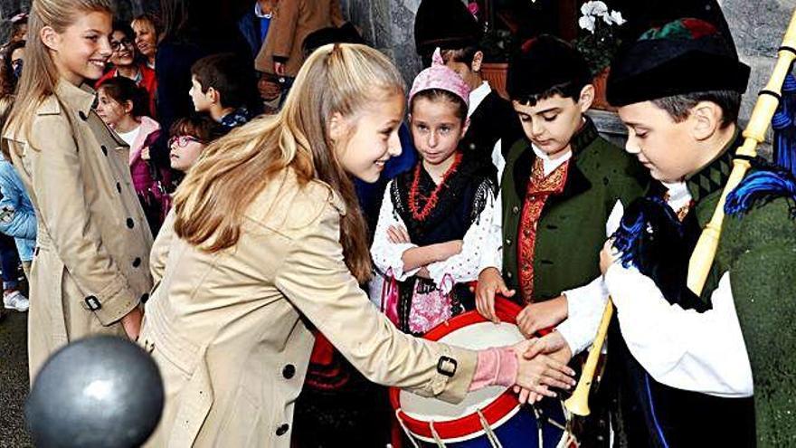 La princesa de Asturias saluda, ayer, a varios gaiteiros en Asiegu.