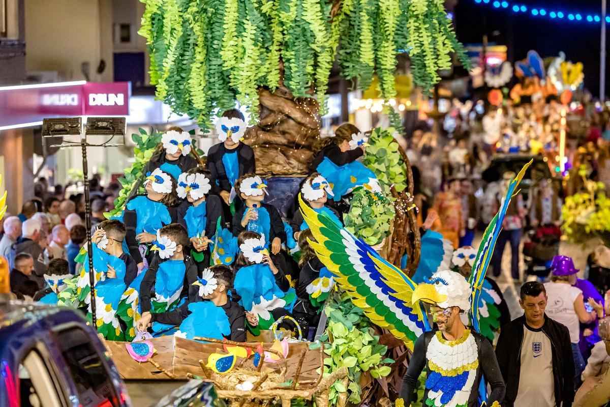 Un colorido Desfile de Carrozas cierras las fiestas de Benidorm