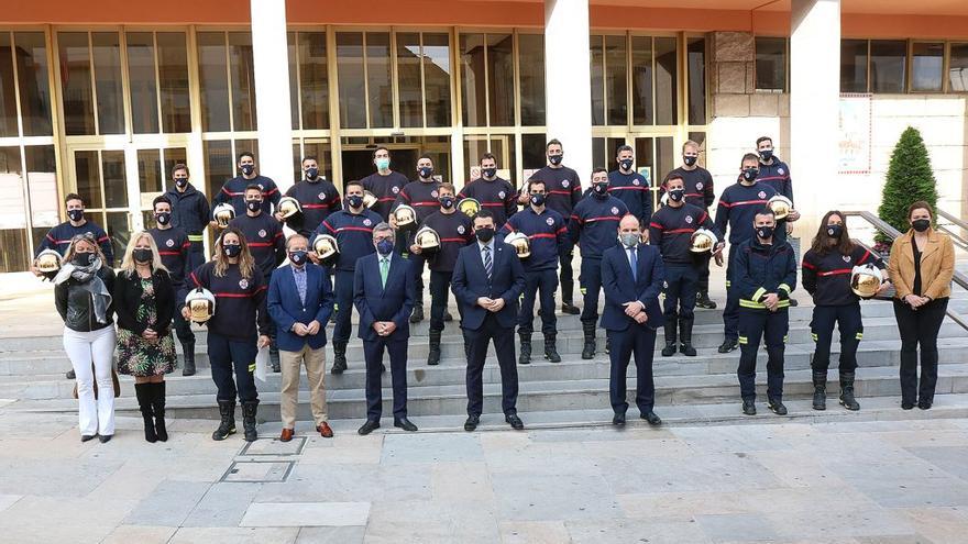 Los nuevos bomberos en una foto de familia con las autoridades