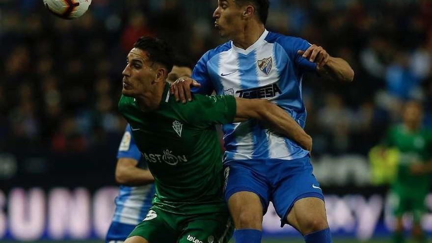 Álex Alegría protege un balón, ayer, en La Rosaleda.