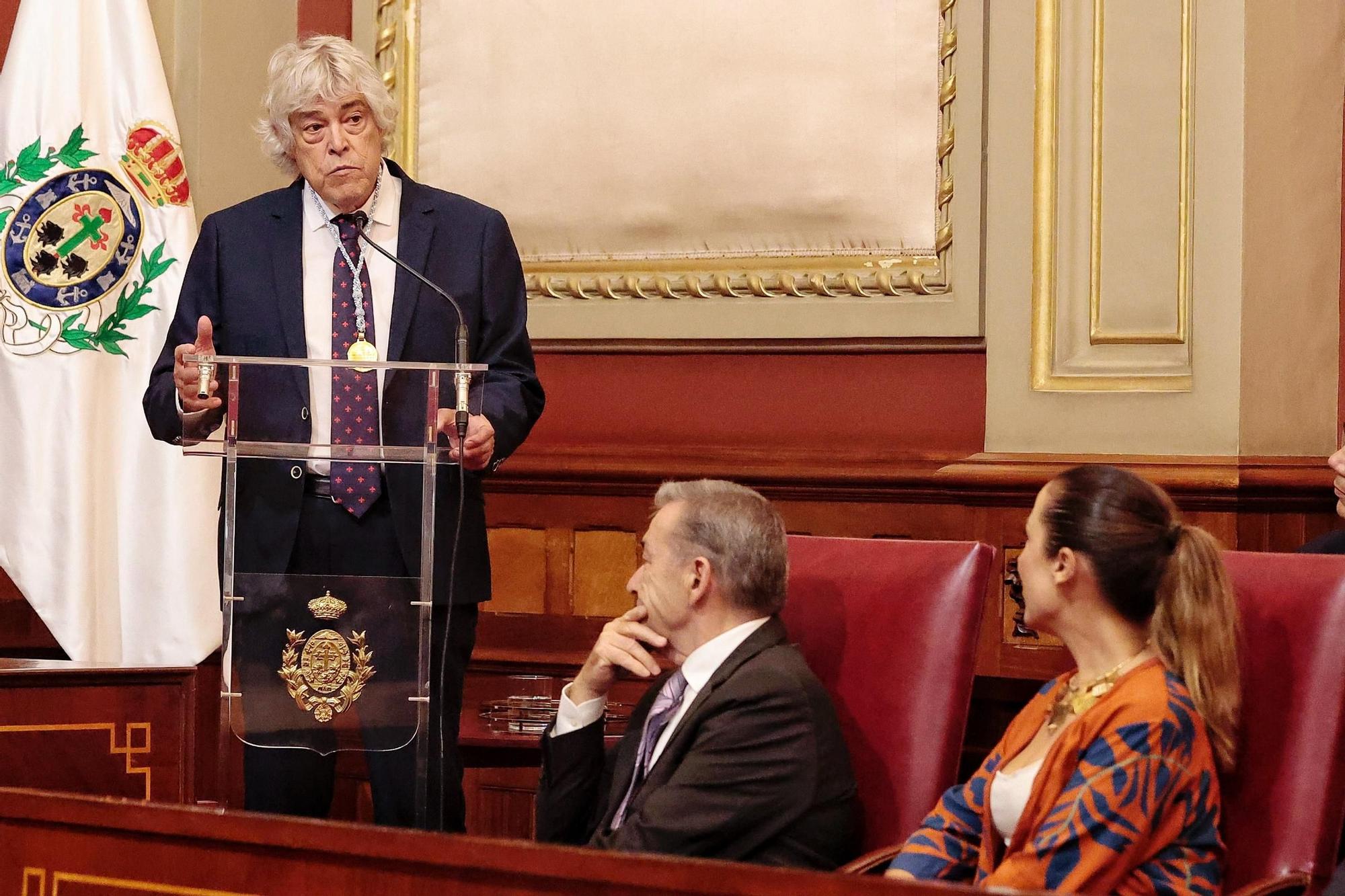 Entrega del título de Hijo Predilecto al cantante Caco Senante