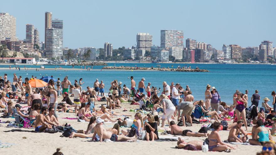 Imagen del comienzo de vacaciones de Semana Santa en el Postiguet.