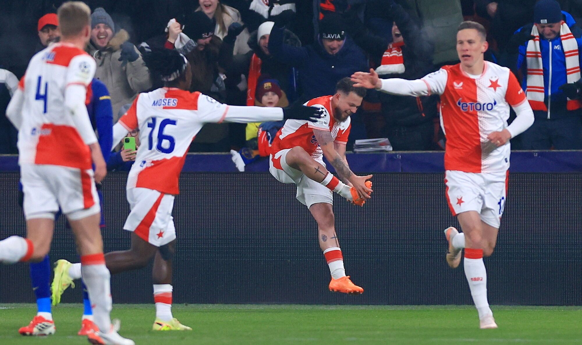 PRAGUE (Czech Republic), 21/01/2026.- Slavia's Vasil Kusej (C) celebrates scoring the 1-0 goal during the UEFA Champions League match between SK Slavia Praha and FC Barcelona, in Prague, Czechia, 21 January 2026. (Liga de Campeones, Praga) EFE/EPA/MARTIN DIVISEK