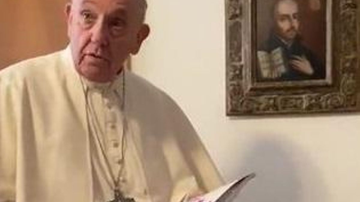 El Papa Francisco, con el libreto de 'Vía Crucis. El musical'.