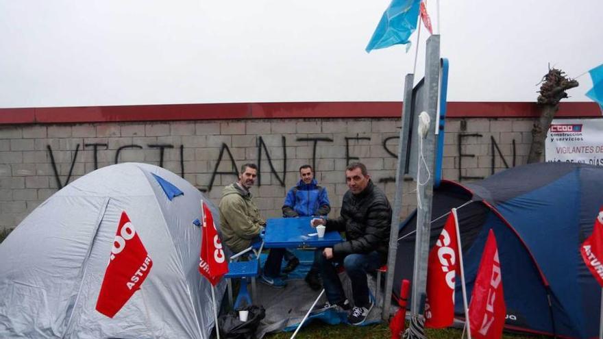 La protesta de los vigilantes frente al Hospital San Agustín.