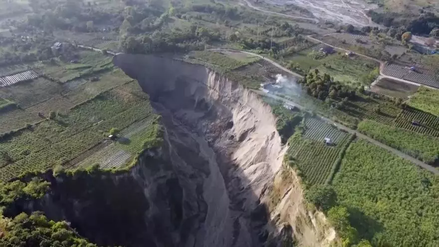 Un socavón gigante en Indonesia crece y amenaza viviendas