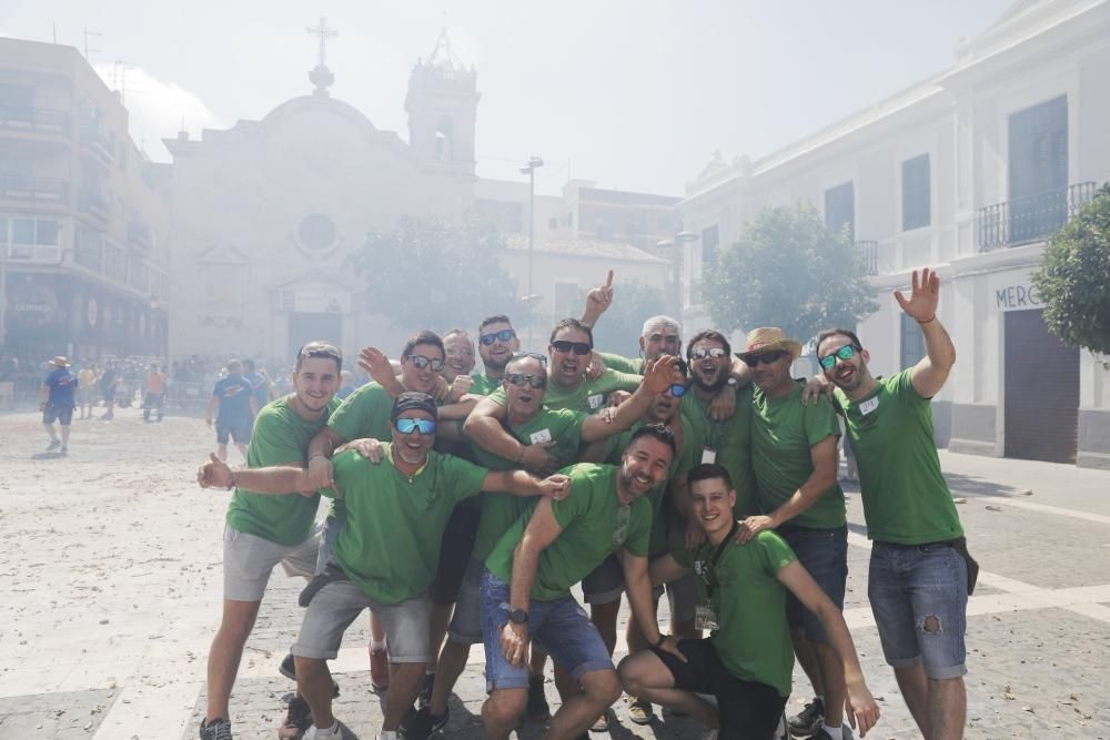 Mascletà manual en la Plaza del Pueblo de Paterna.