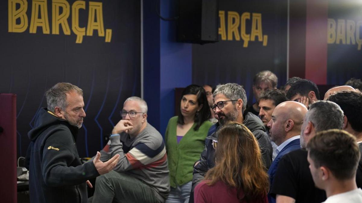 Flick charla con los periodistas tras la rueda de prensa previa al duelo contra Osasuna.