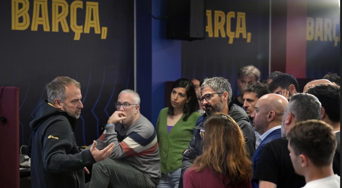 Flick charla con los periodistas tras la rueda de prensa previa al duelo contra Osasuna.