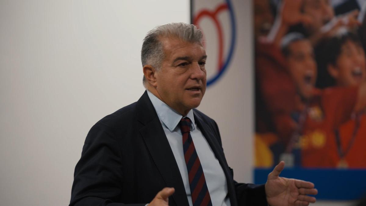 Laporta se dirige a la primera plantilla en la ciudad deportiva del Barça.