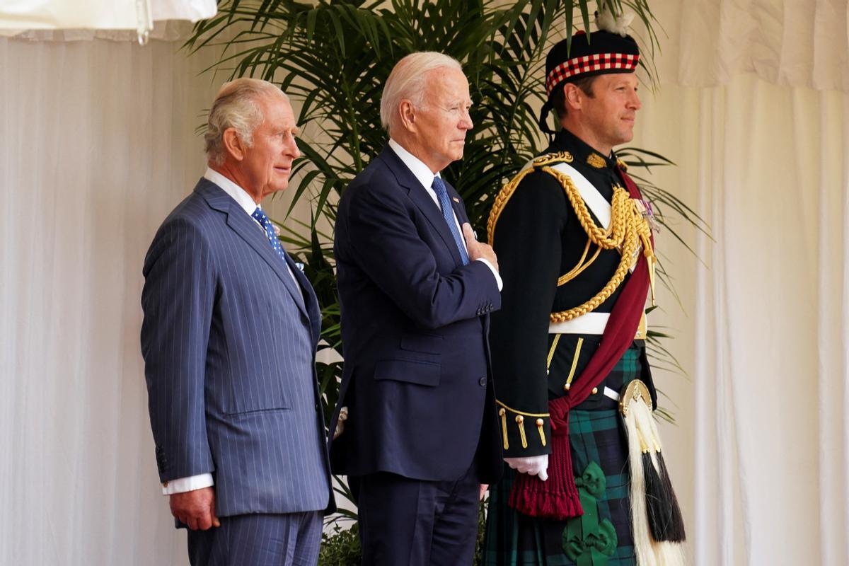 El presidente de los Estados Unidos, Joe Biden, es recibido por el rey Carlos III de Gran Bretaña durante una ceremonia de bienvenida en el Castillo de Windsor