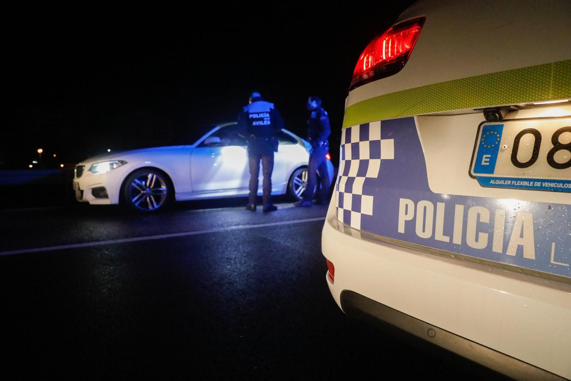 Patrullaje con la Policía Local de Avilés en la primera noche del estado de alarma