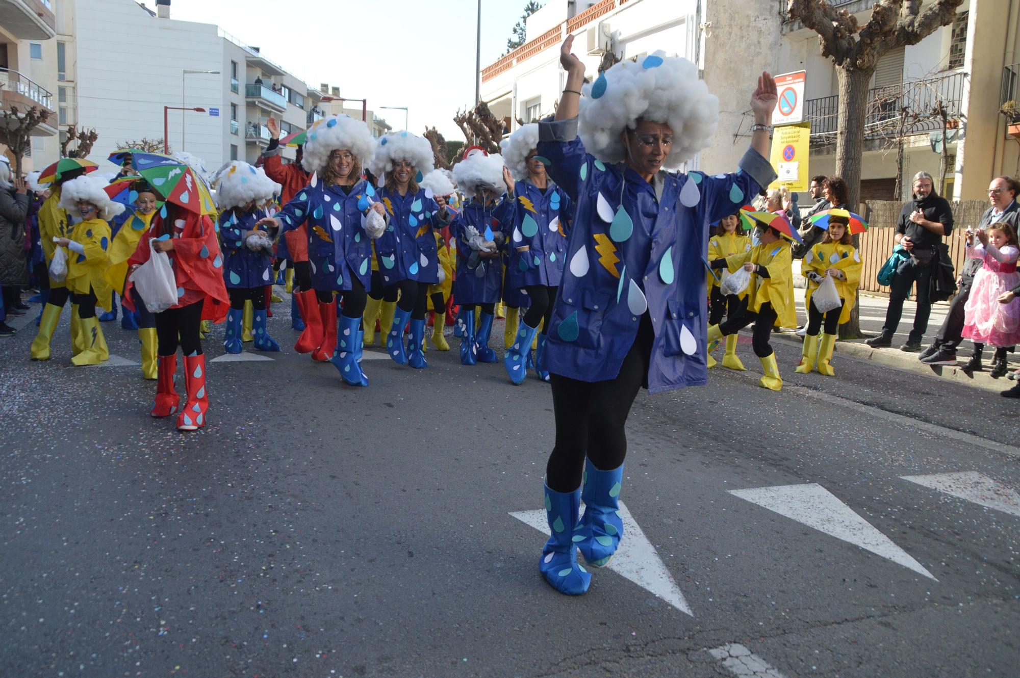 L'Escala vibra amb una rua de carnaval carregada d'imaginació