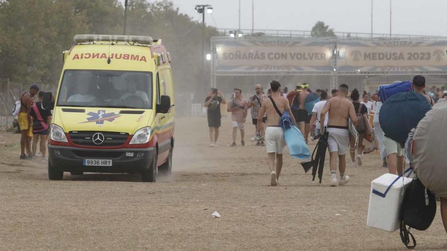Los asistentes al festival abandonan el recinto a la mañana siguiente de la tragedia. | J. M. LÓPEZ