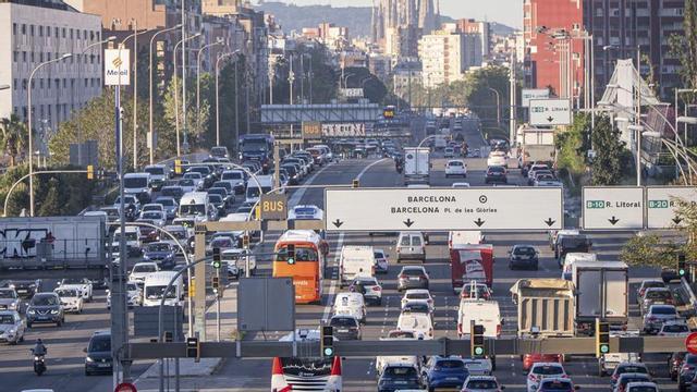 Trànsit en hora punta a l’entrada a Barcelona per l’avinguda Meridiana. | MANU MITRU