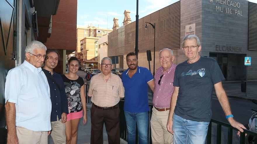 De izquierda a derecha, Antonio Hernández, Nahúm Canoura, Claudia Teruel, Tomás Zarza, Mel Rocher, José Rivas y Alfonso Magaz, en el exterior del centro ciudadano.