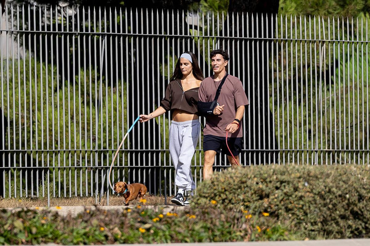 Marc Márquez y Gemma Pinto disfrutan de paseos con sus perritos