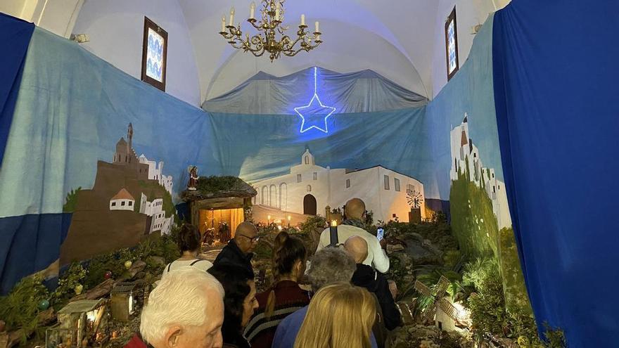 Jesús inaugura la Navidad con un belén muy ibicenco y con movimiento