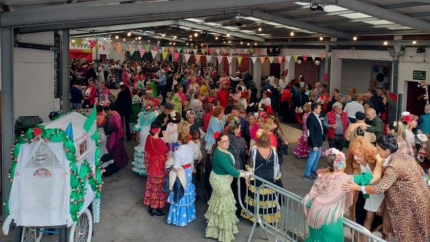 Ambiente festivo en la séptima feria andaluza celebrada en Riosa. | FERNANDO DELGADO