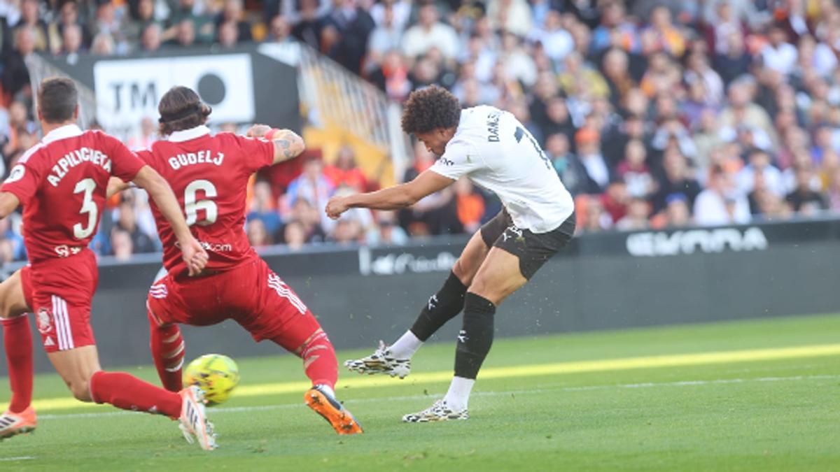 Danjuma, disparando ante el Sevilla
