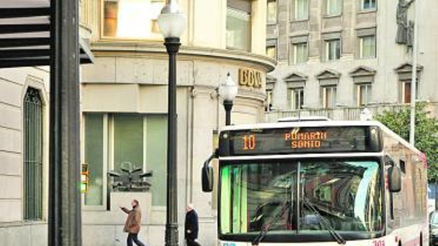 Un autobús de la línea 10, a su paso por la plaza del Carmen.