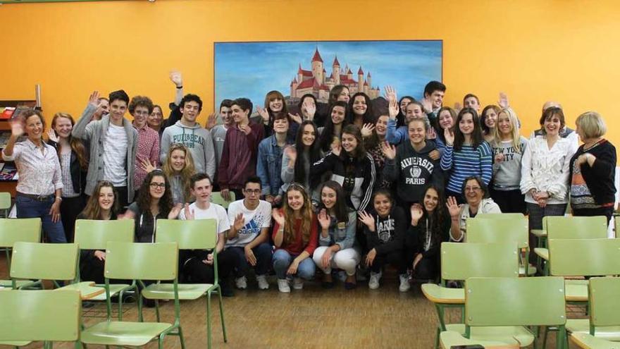 Los participantes en el intercambio posan durante su despedida, ayer, en el Instituto Juan de Villanueva.