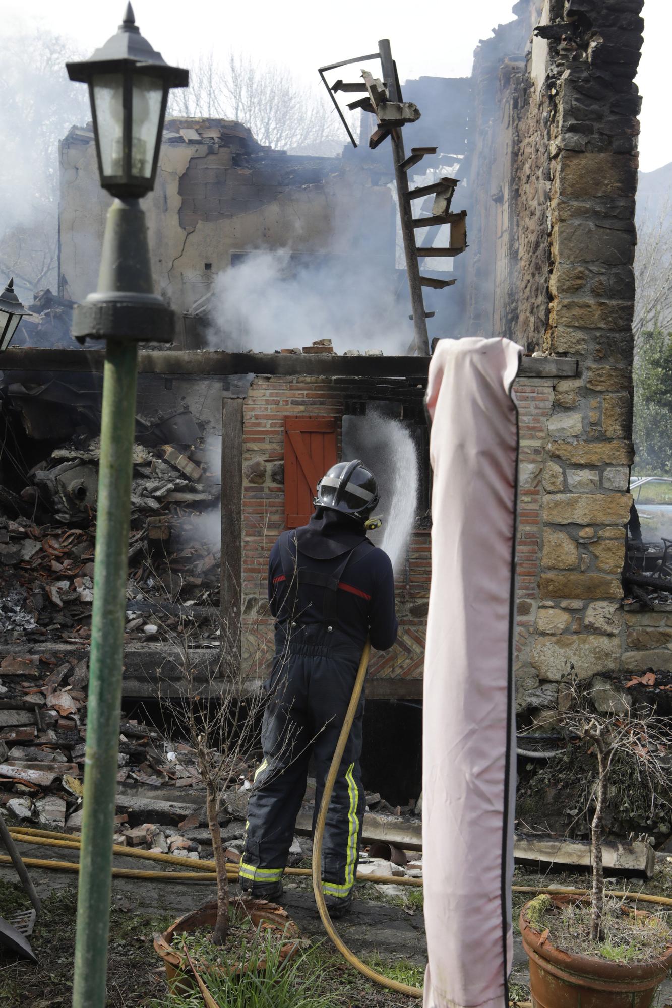 EN IMÁGENES: Las impresionantes fotografías del incendio de la casa de Piloña donde murió una mujer