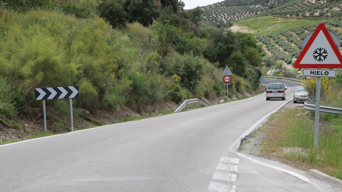 Carretera A-339 a su paso por Las Angosturas, en Priego.