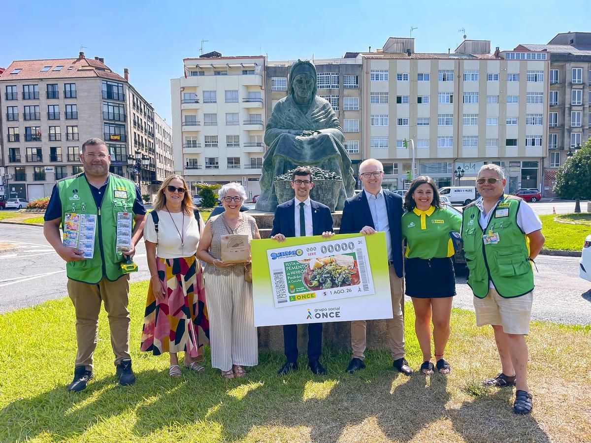 Anxo Arca, no centro, con José Antonio Riveiro Canoso, Milagros González Refojo, María Jesús Castro Suárez, Juan Carlos Couto, Ángela Sánchez Domínguez e Ángel Souto Cordo.