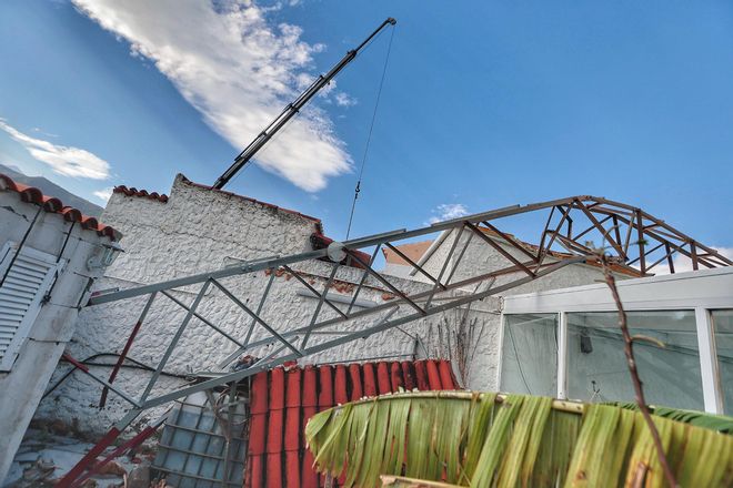 Torreta de luz caída en el patio de una vivienda en Los Realejos