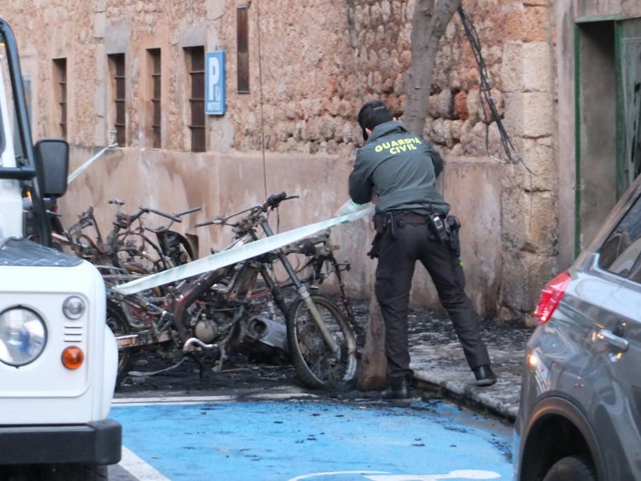 Un incendio destruye nueve motos y un coche en el centro de Sóller