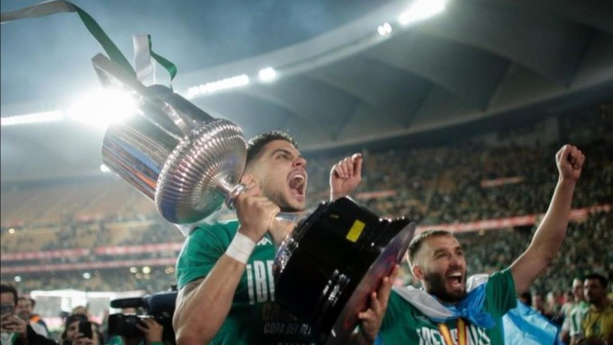 Bartra celebra en Sevilla la Copa del Rey ganada al Valencia.