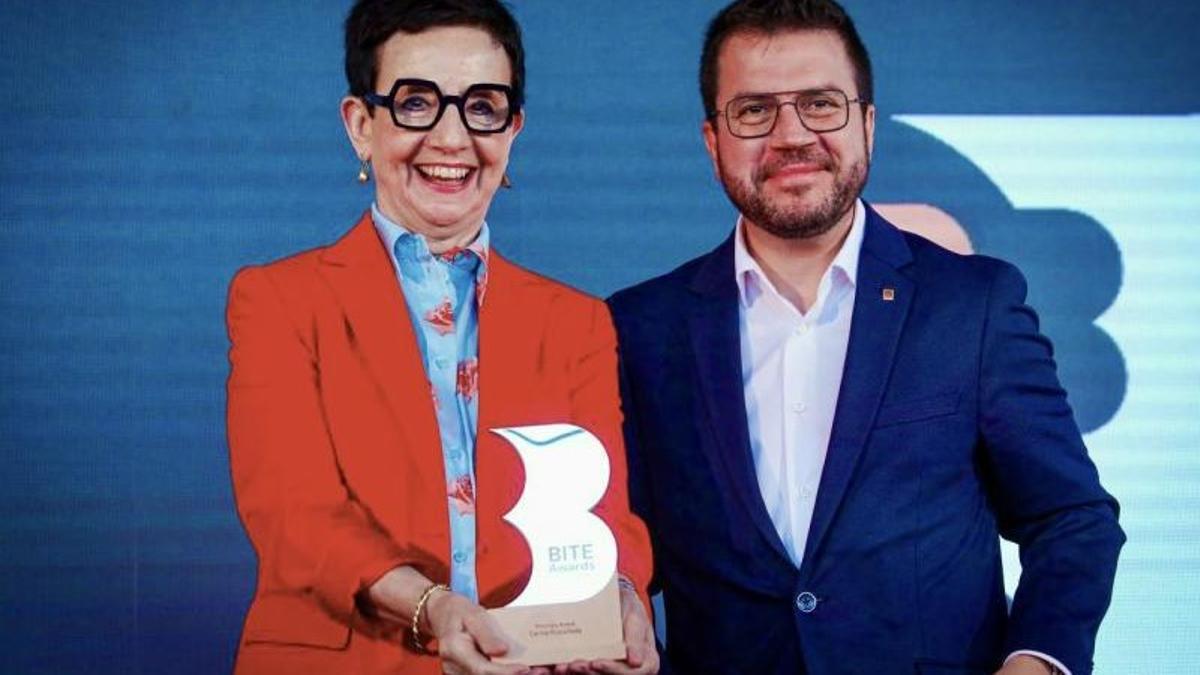 Carme Ruscalleda muestra el Premio Bite de Honor junto al 'president' de la Generalitat en funciones, Pere Aragonès.