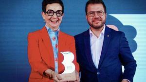 Carme Ruscalleda muestra el Premio Bite de Honor junto al president de la Generalitat en funciones, Pere Aragonès.