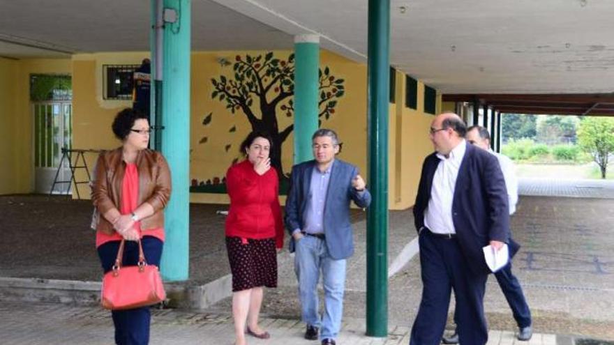 La edil Rosa Solla, la directora Ana Portas,  José Fervenza y el jefe territorial César Pérez en Seara.  // G.N.