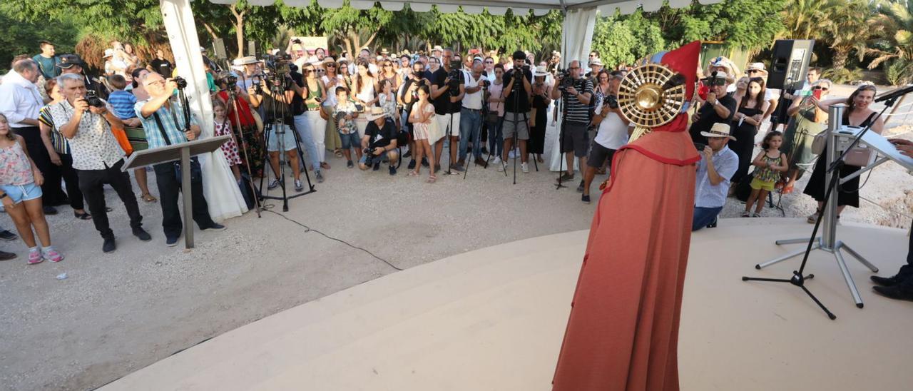 La Dama Vivientes fue ayer por la tarde el centro de atención en el lugar donde se encontró el busto hace 125 años, en el yacimiento de La Alcudia. | ANTONIO AMORÓS