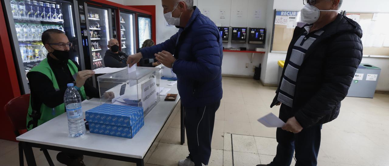 Trabajadores de Avanza Zaragoza, este lunes, en la votación sobre la huelga en la plantilla del bus.