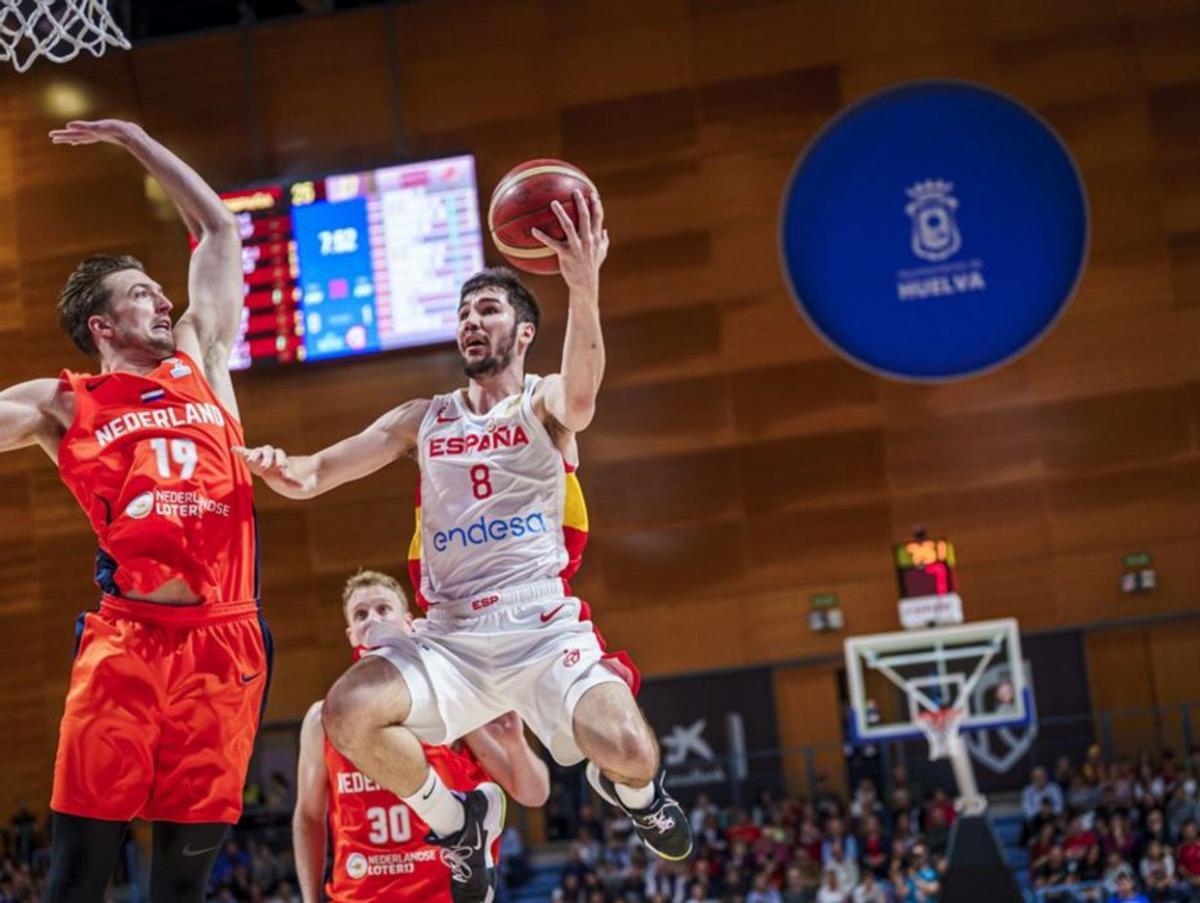 Alberto Díaz celebra la victoria de España ante Países Bajos y el pase al Mundial del próximo verano. | FIBA