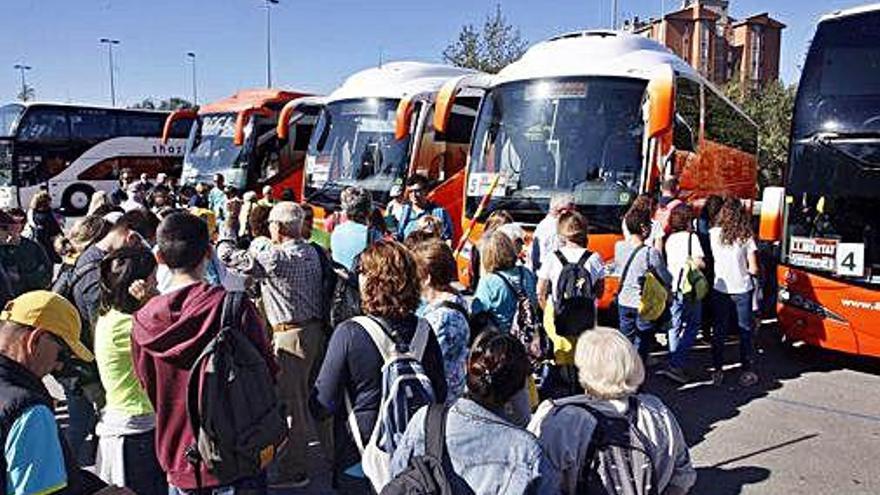 Un grup de gironins a Fontajau abans de pujar al bus, ahir.