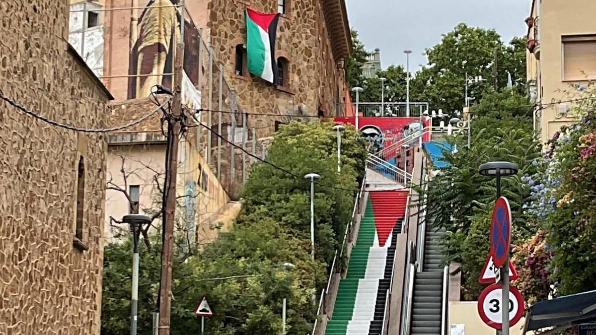 Escaleras mecánicas de la avenida Sant Josep de la Muntanya pintadas con la bandera de Palestina.
