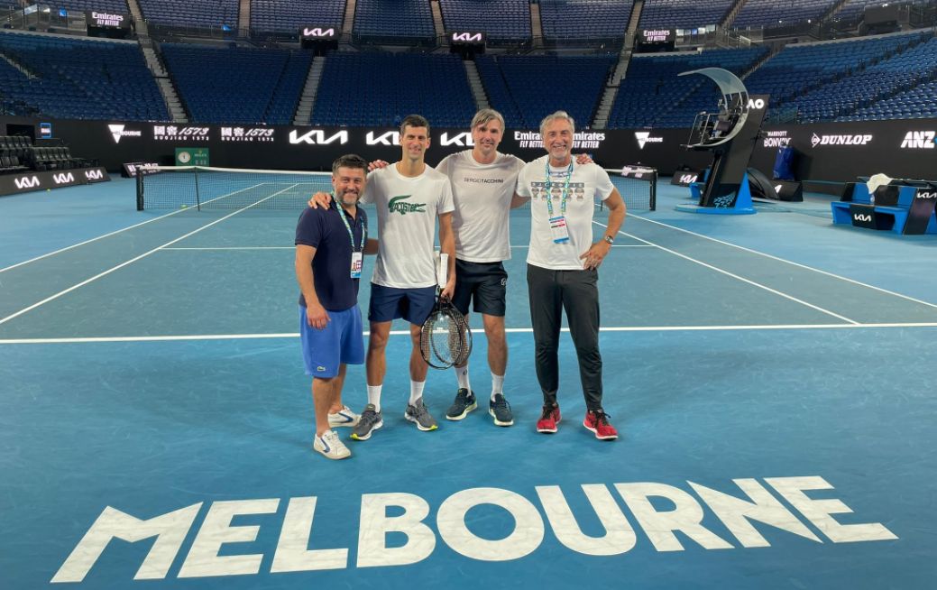 Djokovic y su equipo, en el Melbourne Arena.