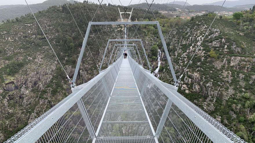 Viaje a través del puente colgante más vertiginoso de Portugal
