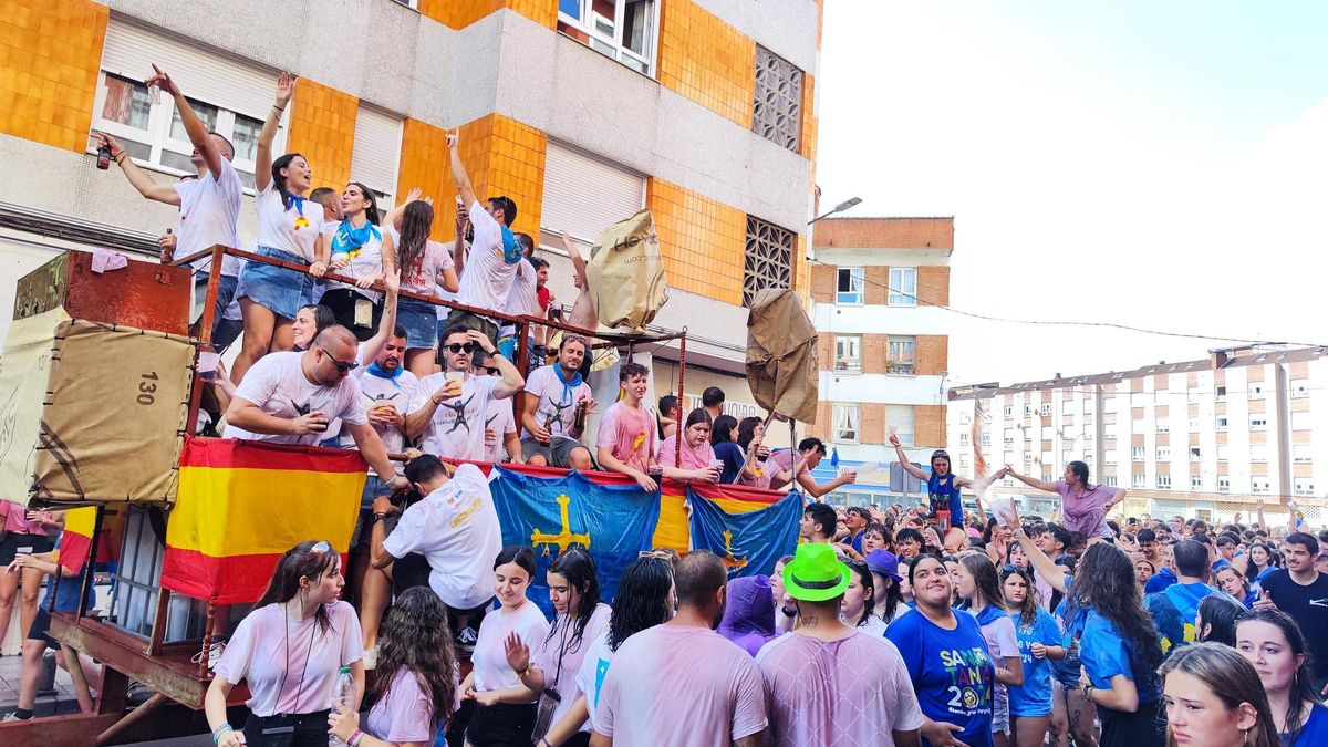 Romeros, participando en el desfile del año pasado por las calles de Grado.