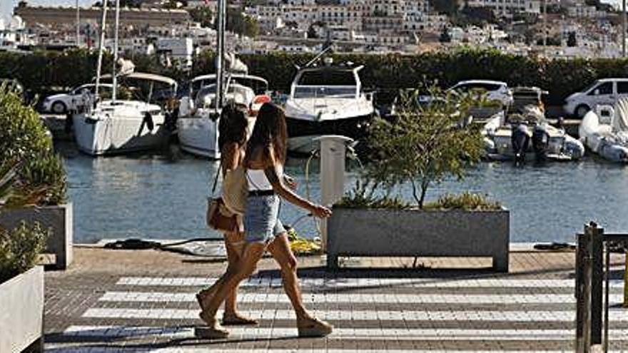 Dos mujeres pasean ayer por la tarde por el puerto Marina Ibiza.