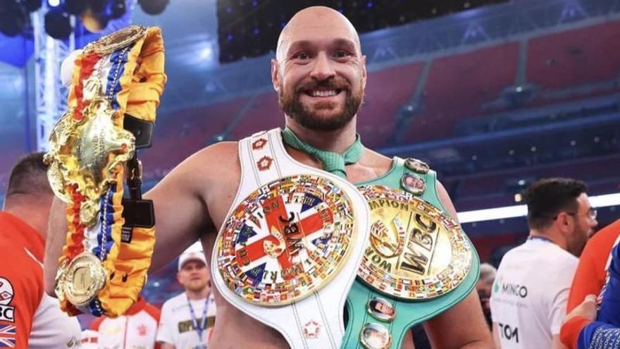 Tyson Fury posa con el cinturón de campeón de los pesados.