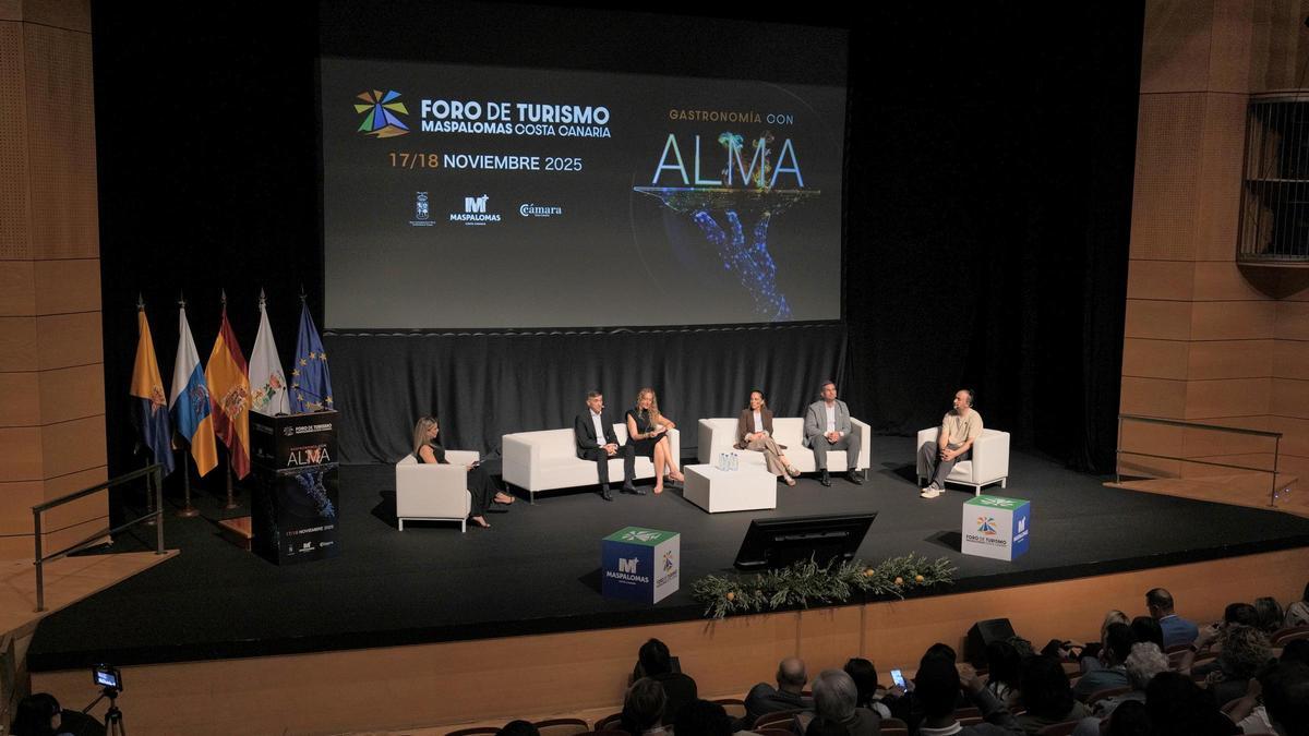 Debate durante la primera jornada del XII Foro de Turismo de Maspalomas. De izquierda a derecha: La presentadora del acto, María Mendoza; Nikola Ivicic, del restaurante Aquarela; Érika Sanz, sumiller; María González, del restaurante Bevir; Diego Tornell, mejor sumiller de Canarias y de España; y Juan Ramón Calvo, jefe de sala del restaurante Mugaritz.
