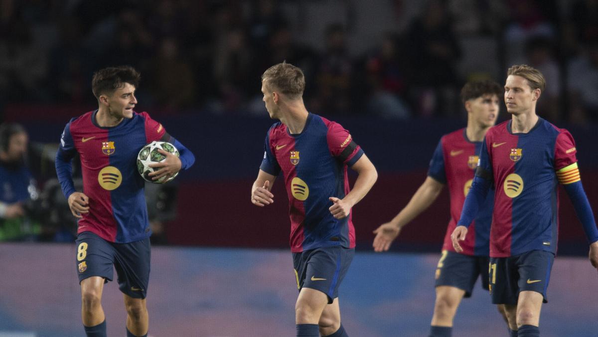 Pedri anima a sus compañeros después de que el Barça encajara un gol.