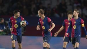 Pedri anima a sus compañeros después de que el Barça encajara un gol. 